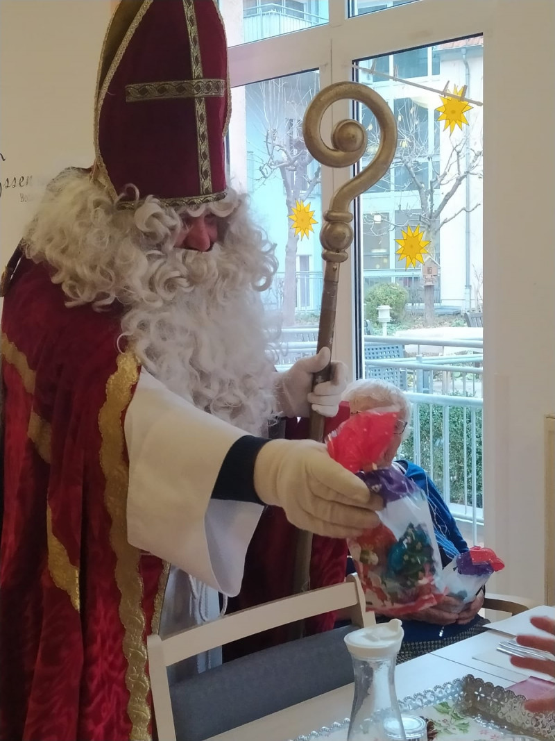 3.4 6 Nikolaus übergibt Geschenke.jpg