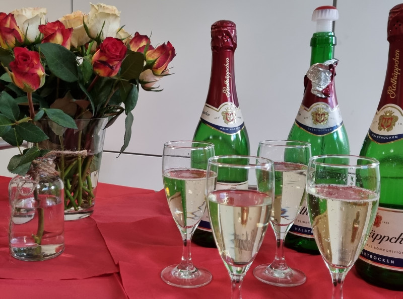 3 Valentinstag Sekt Und Blumen Foto1