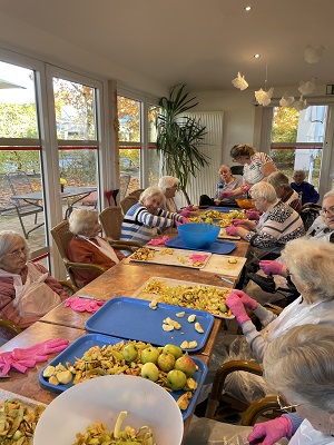 apfelwochekl2 bw.jpg